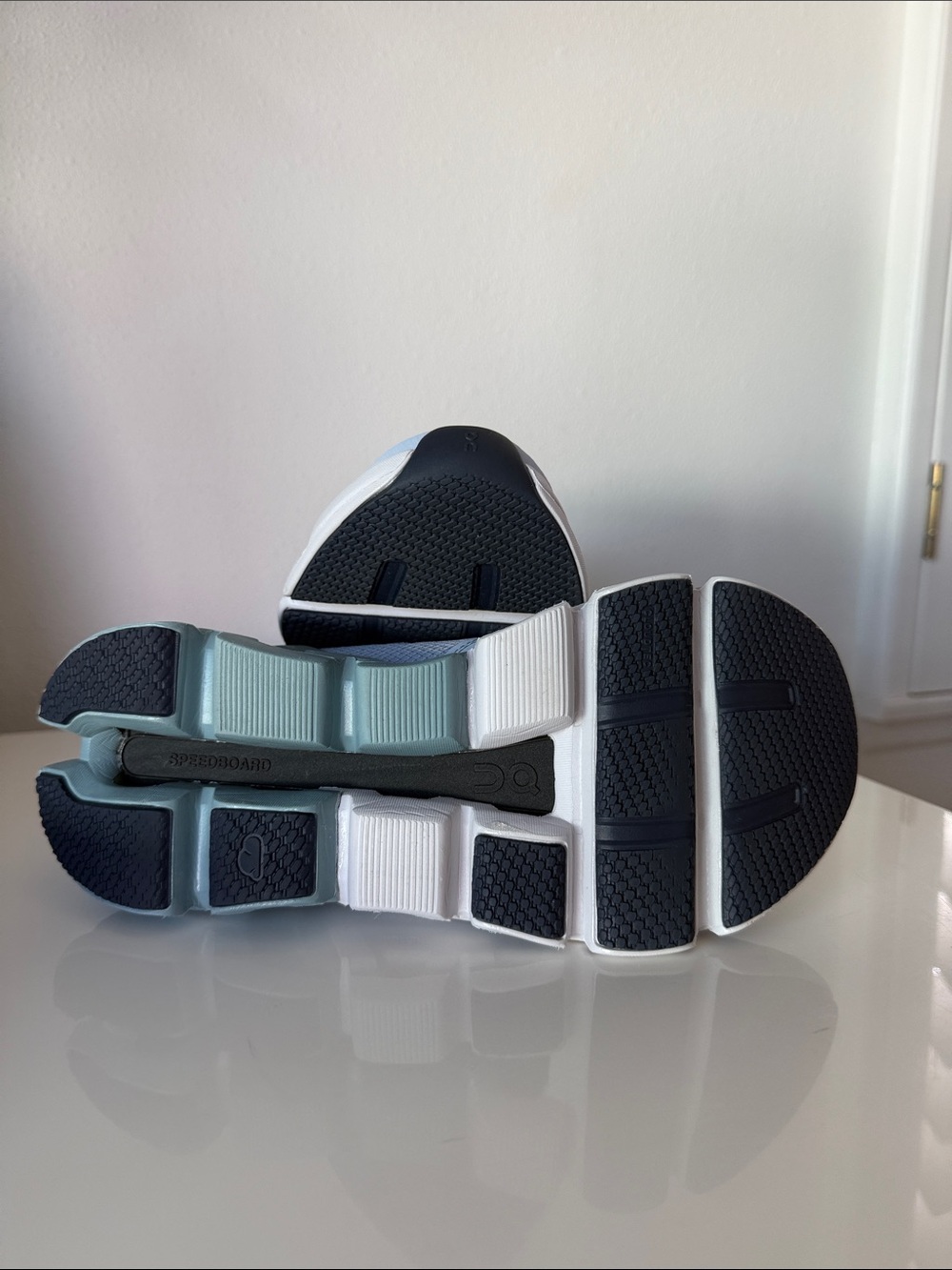 On CloudFlyer 4 Women's Sneakers, Size 6 Excellent Condition. - Picture 10 of 11